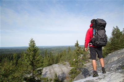 Wanderer auf dem Gipfel des Akka-Koli, Finnland